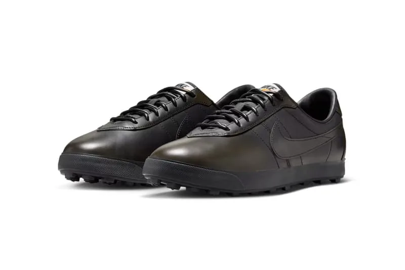 Chaussures noires élégantes avec marque visible et semelle texturée.