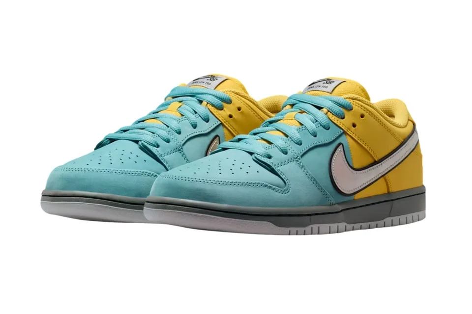 Chaussures de sport turquoise et jaunes avec logo Nike.