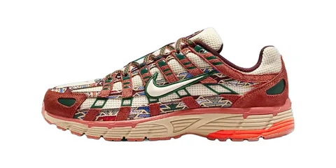 Chaussure de sport colorée avec motif géométrique et logo Nike visible.