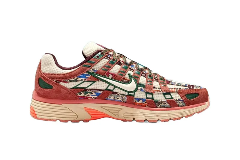 Chaussure de sport multicolore avec motif complexe.