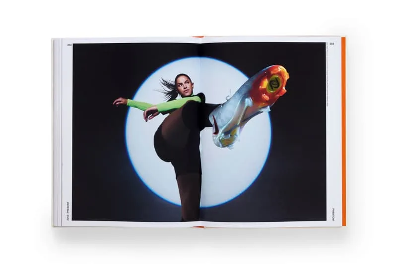 Femme en position de coup de pied, fond cercle lumineux.