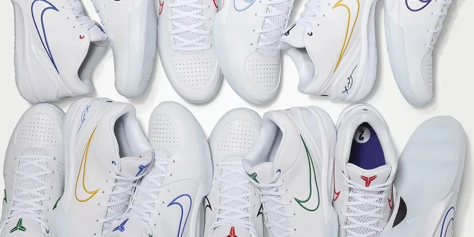 Chaussures blanches avec logos colorés Nike sur fond blanc.
