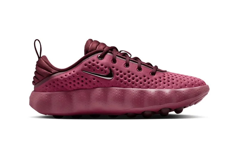 Chaussure rouge avec logo Nike, semelle texturée.