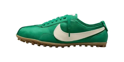 Chaussure verte et blanche avec semelle en caoutchouc marron.