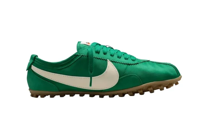 Chaussure de sport verte avec logo blanc sur le côté.