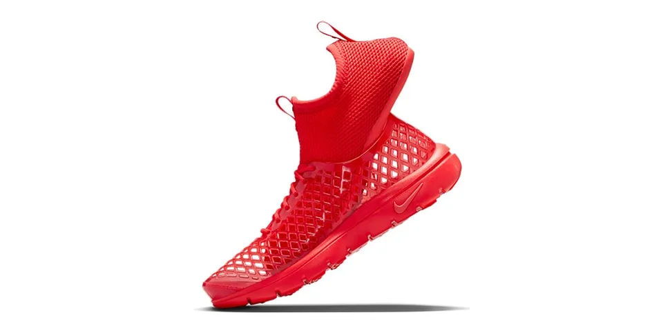 Chaussure rouge avec motif en maille et talon surélevé.