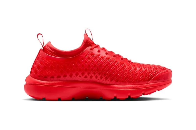 Chaussure rouge avec motif en losanges et semelle lisse.