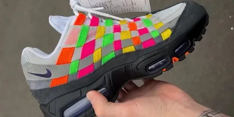 Basket colorée avec motif quadrillé multicolore et semelle noire