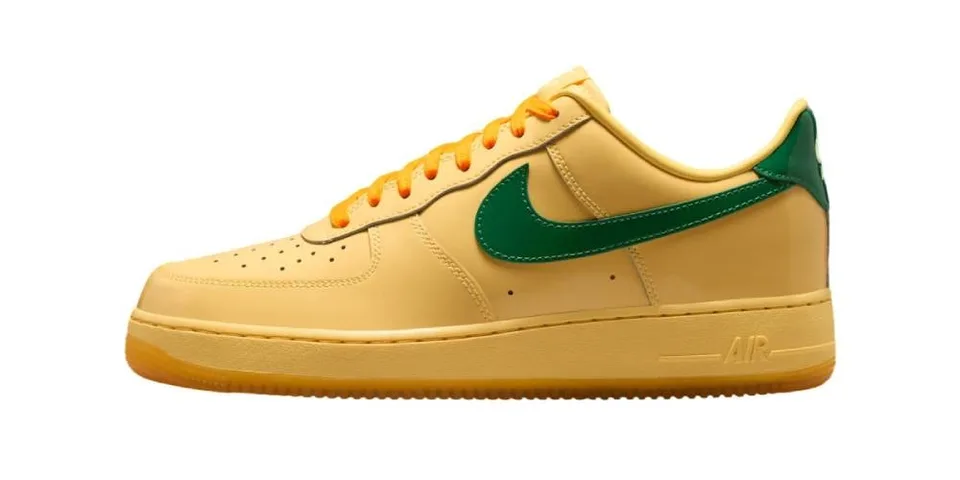 Chaussure Nike jaune avec logo vert et semelle marron.