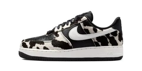 Sneakers en cuir noir et blanc à motif animal, logo Nike blanc.
