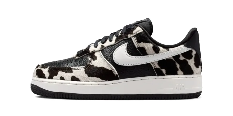 Sneakers en cuir noir et blanc à motif animal, logo Nike blanc.