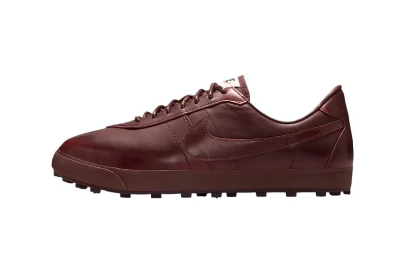 Chaussure marron sans lacets avec semelle à crampons.