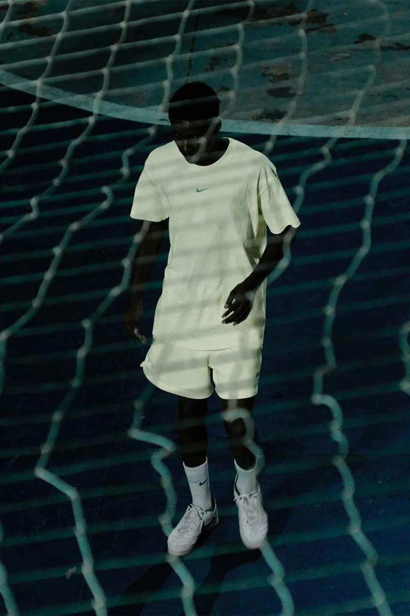 nike-x-nocta-ete-minimaliste-avec-cardinal-stock/carousel-2.jpg