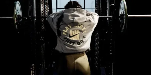 Personne avec sweat Play Dirty, haltérophilie à la salle de sport