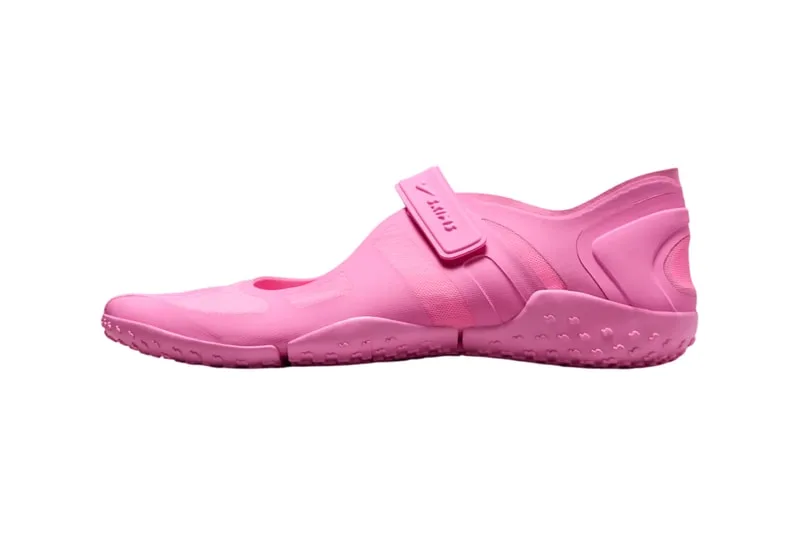 Chaussure rose avec sangle velcro et semelle texturée.