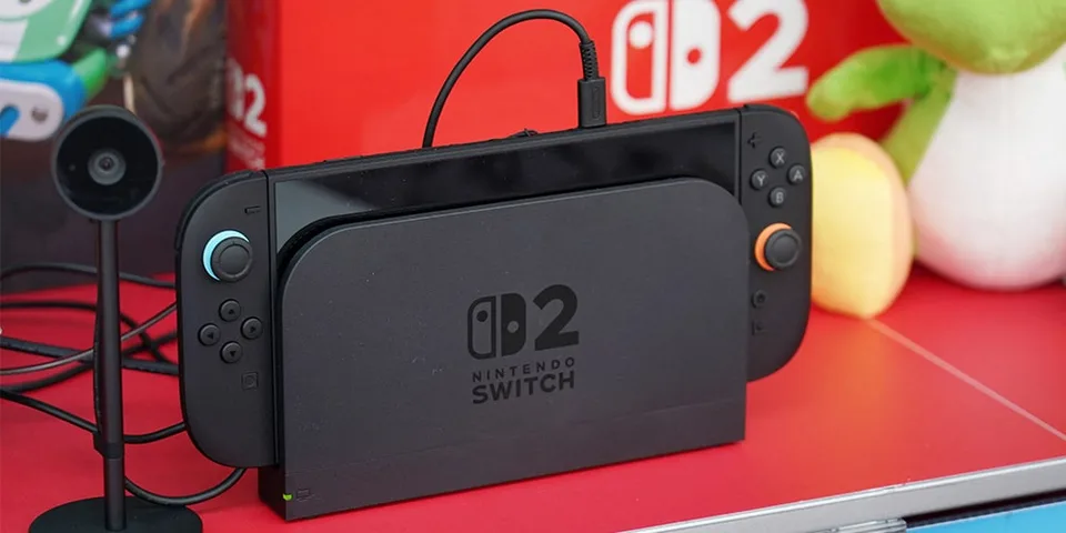Une console Nintendo Switch avec accessoires et décor Yoshi en arrière-plan