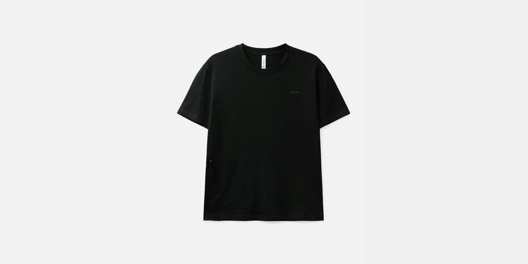 T-shirt noir uni avec étiquette discrète
