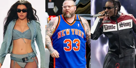Trois artistes sur scène avec des styles et tenues distincts.