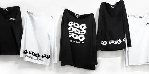 Cinq t-shirts CDG noirs et blancs sur fond blanc.