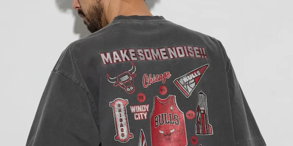 Homme portant un tee-shirt Bulls avec des motifs de Chicago.