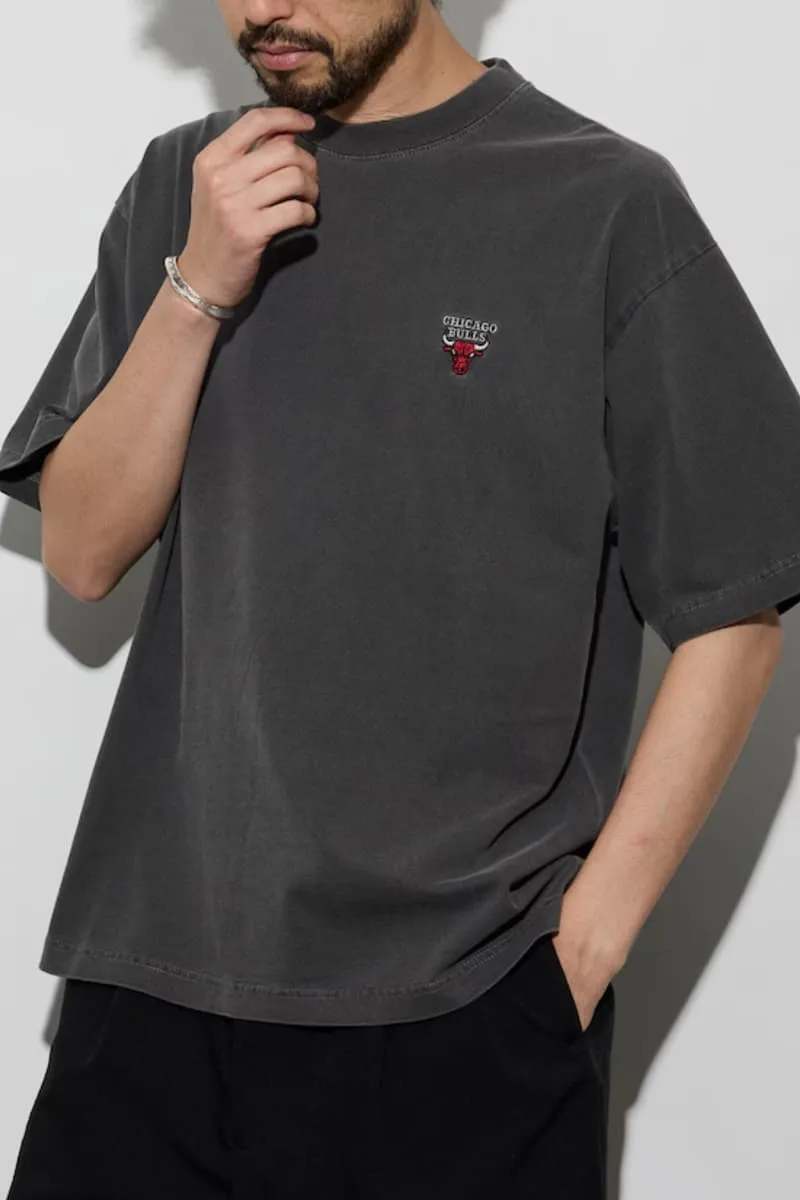 Homme avec un t-shirt gris Chicago Bulls.