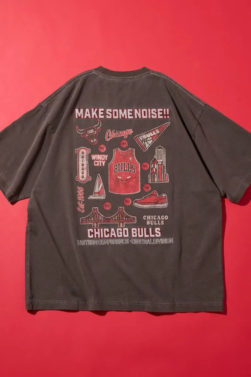 T-shirt noir Chicago Bulls avec motifs rouges, thème basket et architecture.