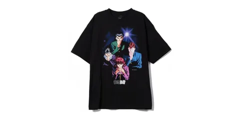 T-shirt noir avec personnages d'anime colorés sur le devant.