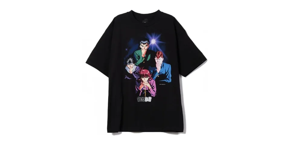 T-shirt noir avec personnages d'anime colorés sur le devant.