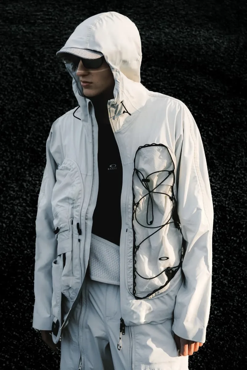 Personne portant une veste technique blanche avec capuche.