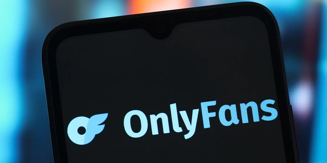 Logo d'OnlyFans sur un écran de smartphone.
