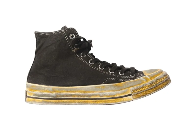 Chaussure montante noir usée avec semelle jaunie