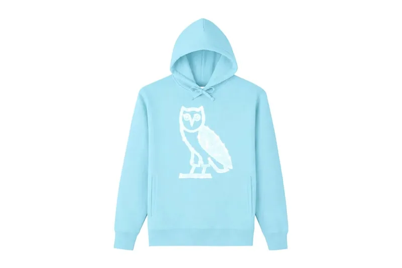 Hoodie bleu avec logo hibou blanc au centre.