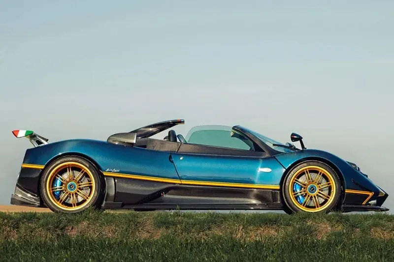 Voiture de sport bleue et jaune garée sur l'herbe