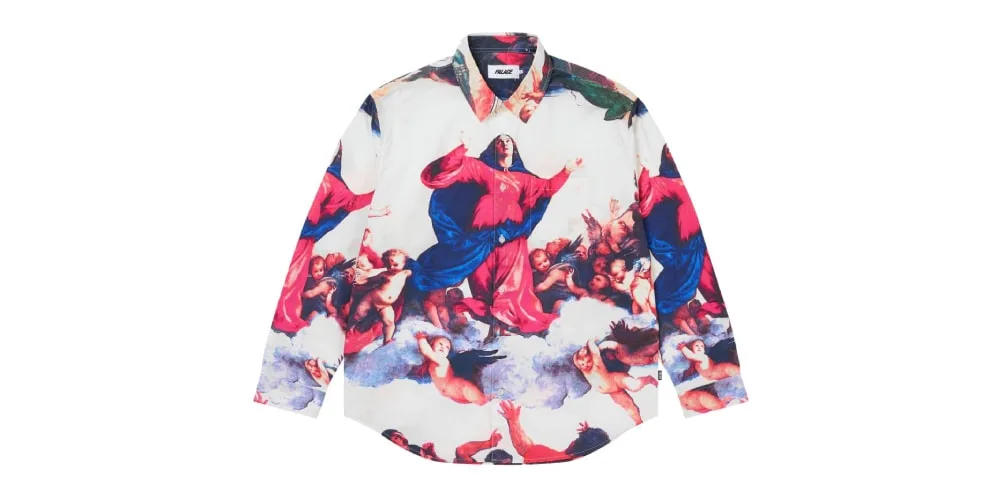 Chemise imprimée d'une peinture religieuse baroque, fond blanc et rouge.