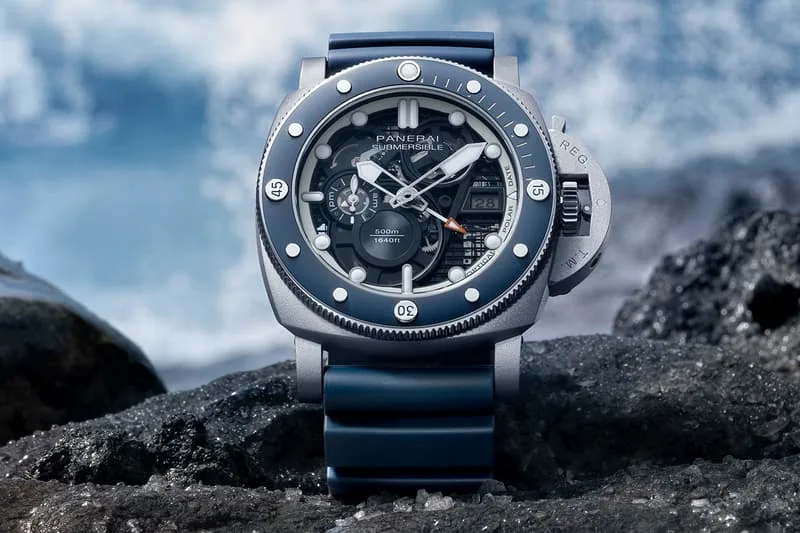 Montre de plongée Panerai sur des rochers près de l'eau.