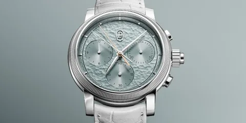 Montre argentée avec cadran texturé et bracelet clair