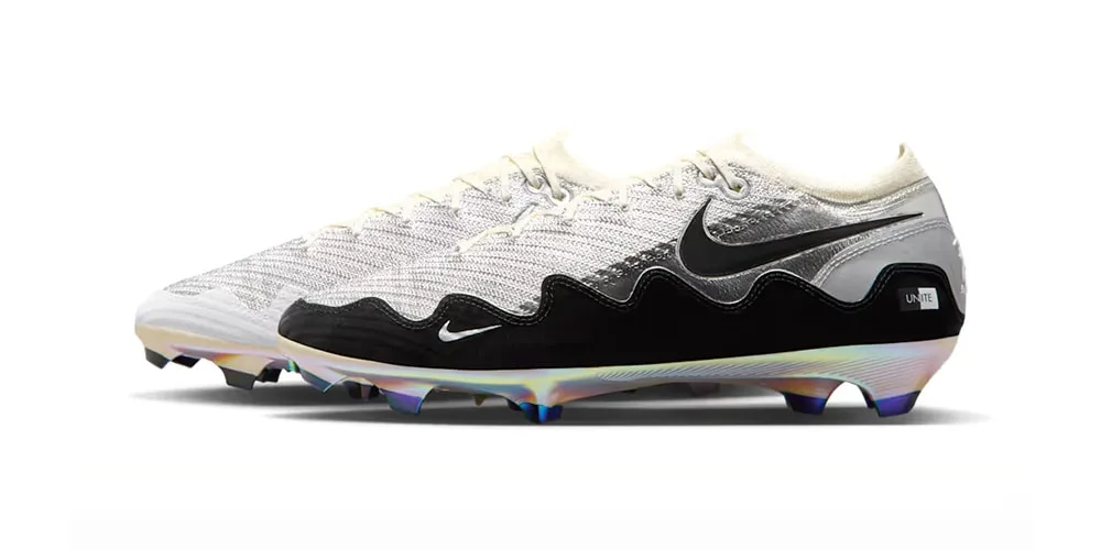 Chaussures de football noirs et blancs avec semelles arc-en-ciel.