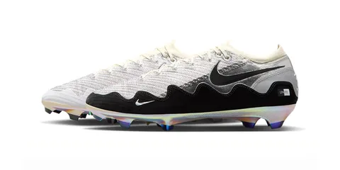 Chaussures de football noirs et blancs avec semelles arc-en-ciel.