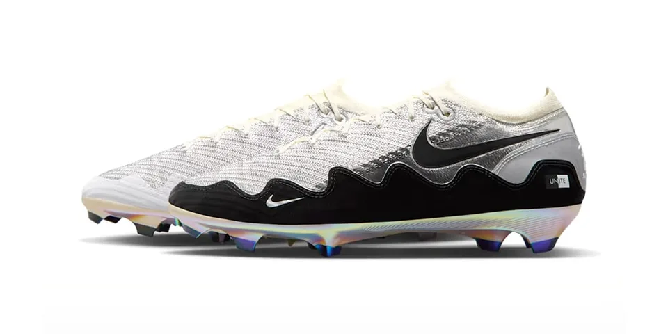 Chaussures de football noirs et blancs avec semelles arc-en-ciel.