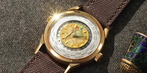 Montre-bracelet dorée avec cadran complexe et bracelet marron.