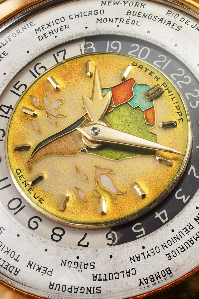 Montre Patek Philippe avec villes mondiales sur le cadran.