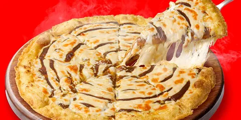 Pizza au fromage fondant avec des motifs de sauce BBQ sur fond rouge.