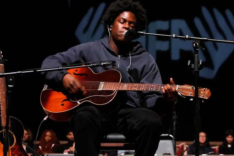 Daniel Caesar annonce une tournée mondiale 'Son of Spergy' de 30 dates