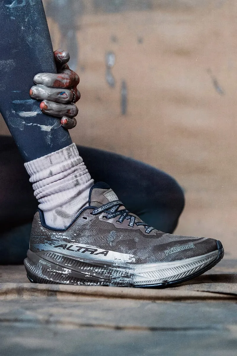 Informations sur la collaboration PLEASURES x Altra Experience Flow 3 “Satellite” Chaussure de course édition limitée Alex James