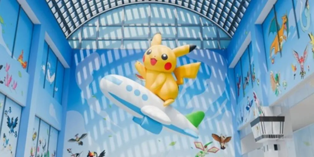 Pikachu sur un avion dans un centre commercial décoré de Pokémon.