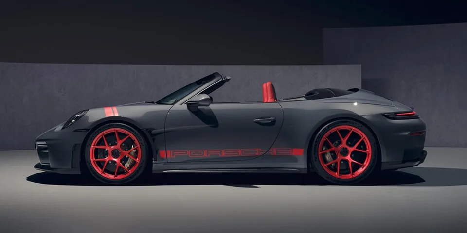 Voiture de sport décapotable grise avec détails rouges.