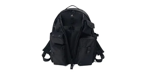 Sac à dos noir avec multiples poches visibles.