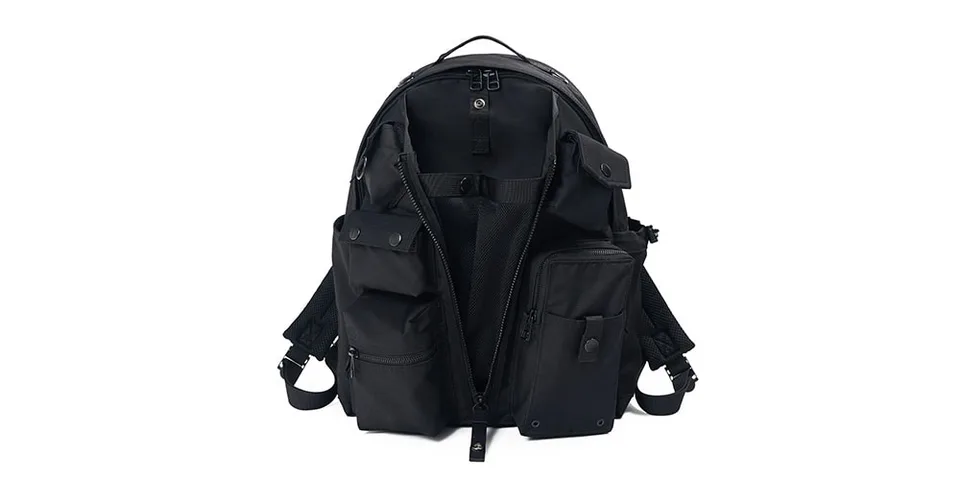 Sac à dos noir avec multiples poches visibles.