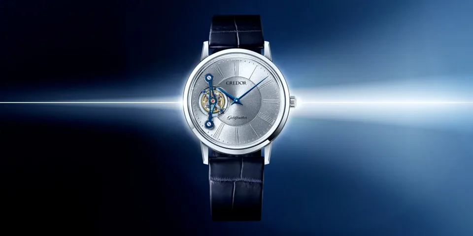 Montre en cuir noir CREDOR avec cadran argenté et mécanisme visible