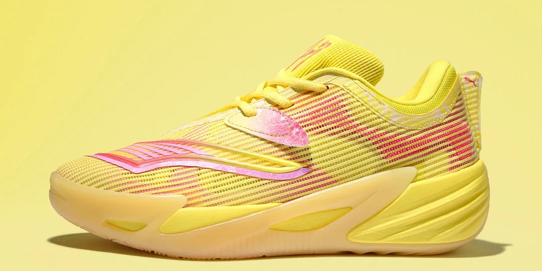 Chaussure de sport jaune et rose vif, vue latérale.